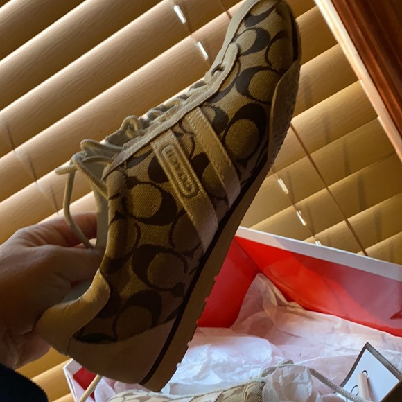 Beautiful  sneakers were once super comfortable super nice in good condition - Picture 3 of 8